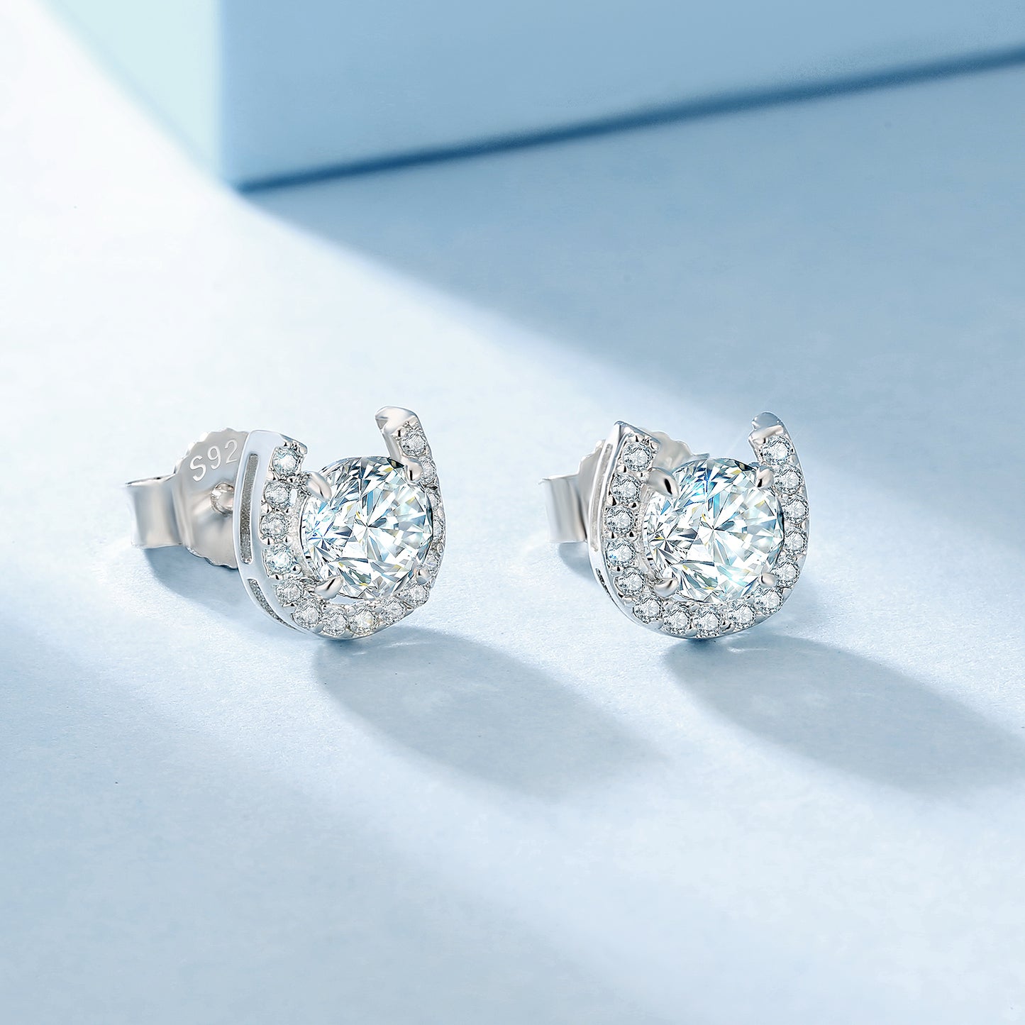 Horseshoe VVS1 Moissanite Stud Earrings